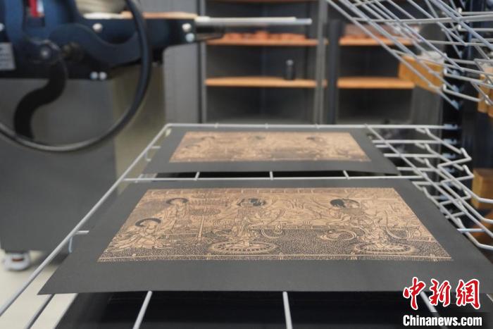 圖為徐晉林工作室制作的雕版敦煌壁畫(huà)印刷成品展示?！【琶赖┰?　攝