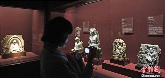 2018年8月，《平山郁夫的絲路世界——平山郁夫絲綢之路美術(shù)館文物展》在甘肅敦煌莫高窟開展。中新社記者 楊艷敏 攝