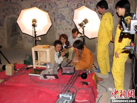 敦煌研究院與日本東京文化財(cái)研究所合作進(jìn)行第285窟多光譜無損調(diào)查工作現(xiàn)場。中新社發(fā) 婁婕 供圖