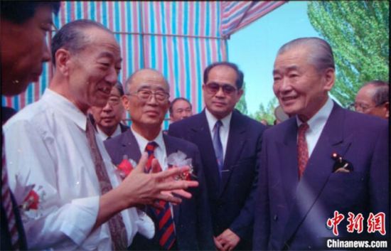 1994年8月，時任日本首相竹下登(右一)與時任敦煌研究院院長段文杰在莫高窟親切交談。中新社發(fā) 婁婕 供圖