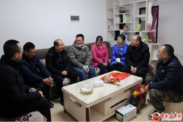 甘肅省委網(wǎng)信辦到文縣定點(diǎn)幫扶村開展送溫暖走訪慰問(wèn)活動(dòng)
