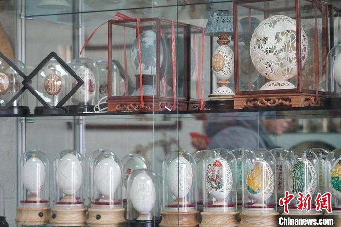 圖為吳義澤收藏柜內(nèi)的蛋雕作品?！【琶赖ぴ?攝