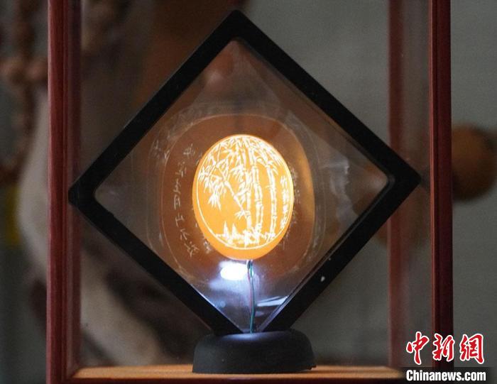 圖為吳義澤新包裝給蛋雕呈現(xiàn)立體感。　九美丹增 攝