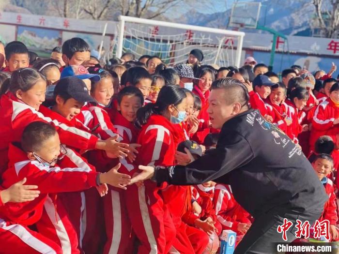 1月初，第五屆“街舞進(jìn)藏鄉(xiāng)”公益助學(xué)活動在甘肅甘南結(jié)束，旨在讓藏族學(xué)子感受到街舞魅力?！￡惿菩?攝