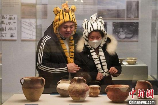 圖為市民戴虎頭帽在博物館內(nèi)參觀。九美旦增 攝