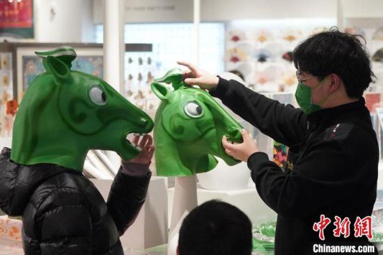 圖為“神馬來了”銅奔馬頭套?！【琶赖┰?攝