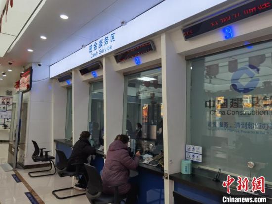 圖為蘭州市民在銀行兌換新鈔?！⌒煅?攝