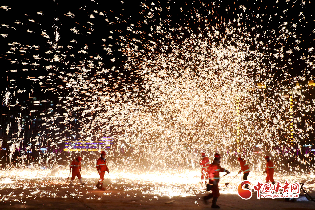 【隴拍客】炫彩奪目！非遺絕技永靖王氏“打鐵花”綻放夜空引關(guān)注