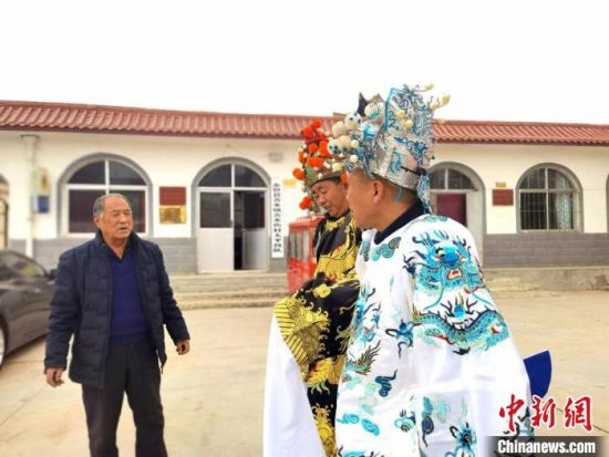 圖為69歲的“苦水高高蹺”國家級傳承人巨海全(左一)，叮囑徒弟們高高蹺練習(xí)技巧要領(lǐng)?！￠Z姣 攝