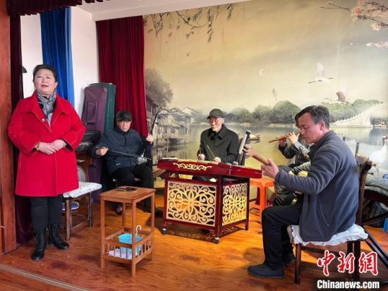 圖為蘭州鼓子表演者王常玉登臺演唱，她是這項入列國家級非物質(zhì)文化遺產(chǎn)的曲藝表演者中，為數(shù)不多的女演員。　張煜曼 攝