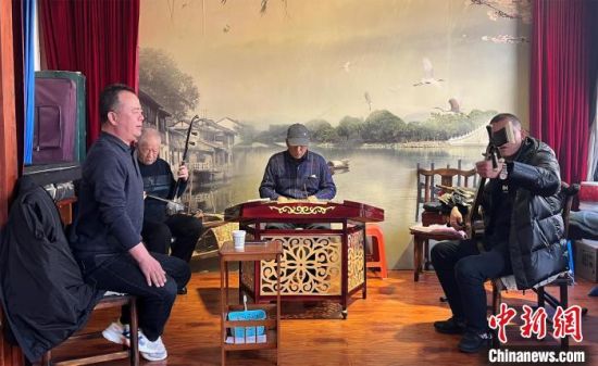 圖為蘭州鼓子愛好者在傳習所內(nèi)互相搭檔上臺演出?！堨下?攝