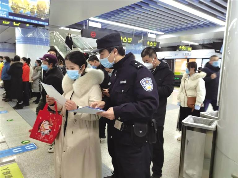 講解詐騙套路 普及“斷卡”常識(shí) 蘭州城關(guān)公安分局、交通治安分局聯(lián)合反詐宣傳進(jìn)地鐵