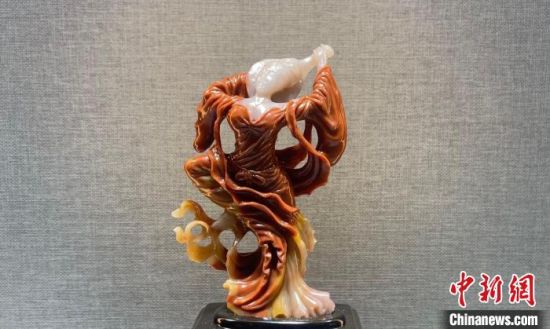 圖為翩然起舞的飛天玉雕?！「攥?攝