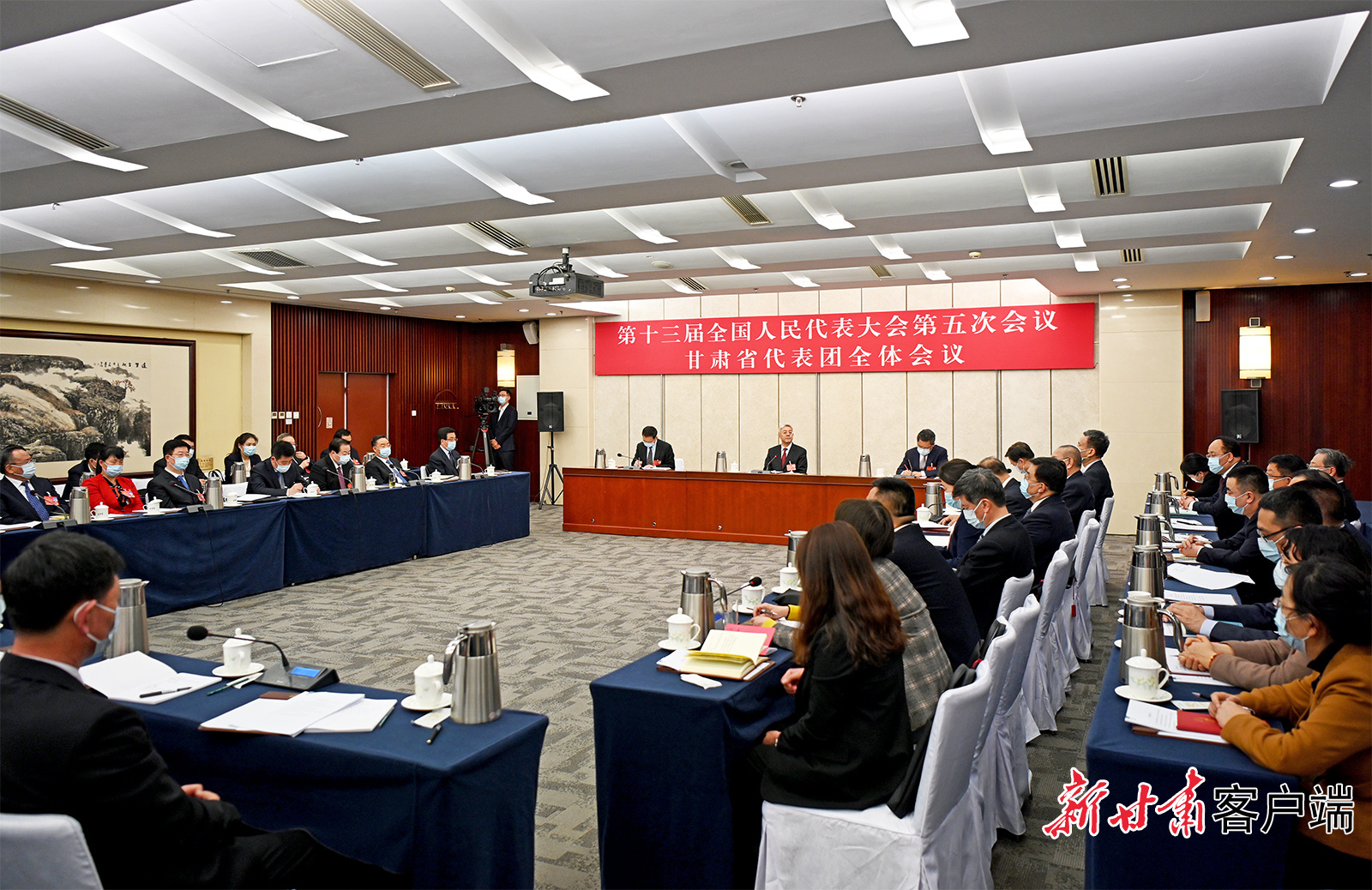 甘肅代表團舉行全體會議，尹弘主持并講話