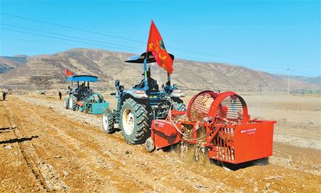 定西市隴西縣17個(gè)鄉(xiāng)鎮(zhèn)的農(nóng)機(jī)合作社、農(nóng)機(jī)手參加了農(nóng)機(jī)技能比賽和培訓(xùn)