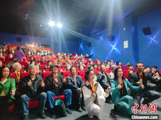 《浴血誓言》主創(chuàng)團(tuán)隊(duì)與到場的紅軍后代合影。　陳選斌 攝