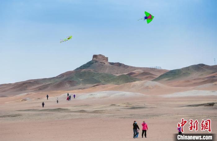 圖為市民正在陽關(guān)景區(qū)放風(fēng)箏?！⊥醣筱y 攝