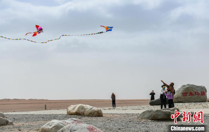 圖為市民正在陽關(guān)景區(qū)放風(fēng)箏?！⊥醣筱y 攝