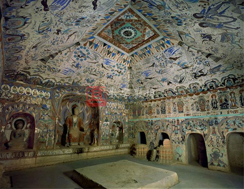 現(xiàn)實(shí)中的莫高窟第285窟內(nèi)景（引自敦煌研究院官網(wǎng)）