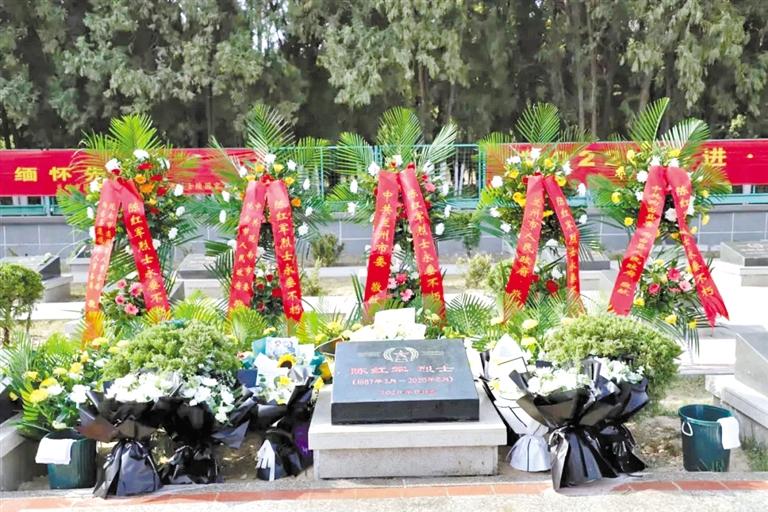 陳紅軍烈士墓前 這張“全家?！弊屓藴I目