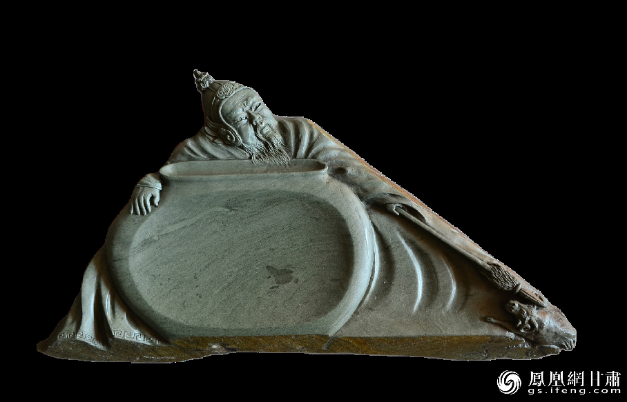 《醉臥沙場君莫笑》硯使王翰《涼州詞》中“醉臥沙場君莫笑，古來征戰(zhàn)幾人回？”的意境躍然硯臺之上。資料圖