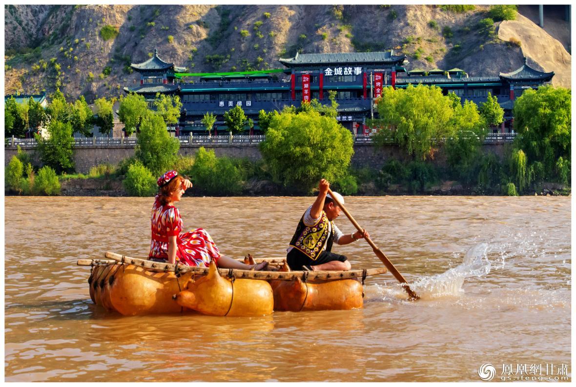 筏子客揮動著劈波斬浪的船槳，槳聲中混搭著風(fēng)聲、水聲和男女對歌的花兒聲。蘭州市文旅局供圖