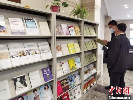 圖為國(guó)網(wǎng)甘肅電力黨校的職工書架?！⌒煅?攝