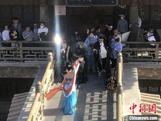 圖為5月以來，“奧大?！敝辈ガF(xiàn)場(chǎng)引游客圍觀?！《鼗褪形麄鞑抗﹫D