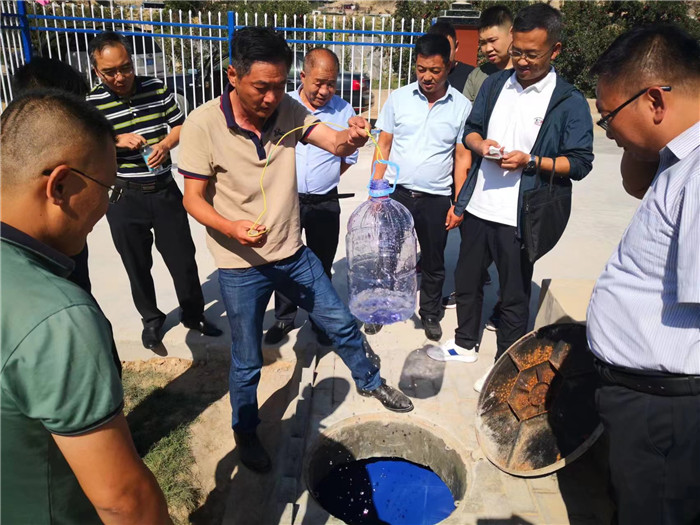 城關(guān)區(qū)作風(fēng)建設(shè)督察組赴青白石污水處理站，檢查污水采樣情況。.jpg