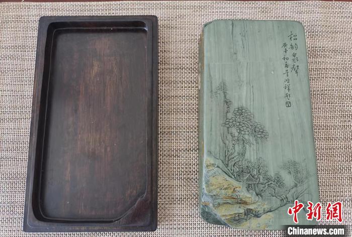 圖為甘肅甘南州洮硯藝人為提升洮硯文化內(nèi)涵，制作“一盒一拓”成品展示。(資料圖) 張婧 攝