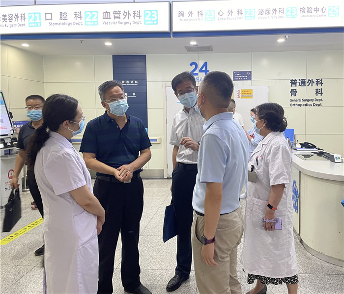 7月12日，甘肅省紀(jì)委監(jiān)委派駐省衛(wèi)健委紀(jì)檢監(jiān)察組紀(jì)檢監(jiān)察干部在蘭大二院門診開展疫情防控監(jiān)督檢查。魏雪 攝.jpg