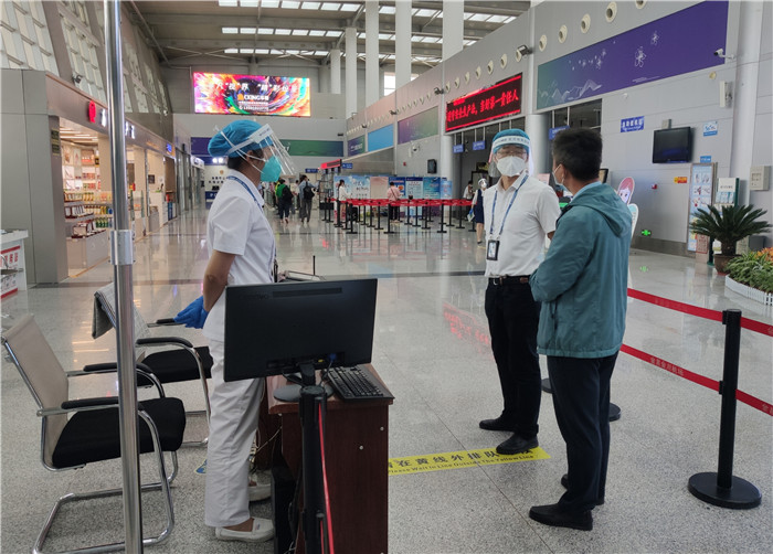 7月15日，金昌市金川區(qū)紀(jì)委監(jiān)委駐區(qū)委政法委紀(jì)檢監(jiān)察組在金昌機(jī)場監(jiān)督檢查疫情防控措施落實(shí)情況。王曉梅攝.jpg