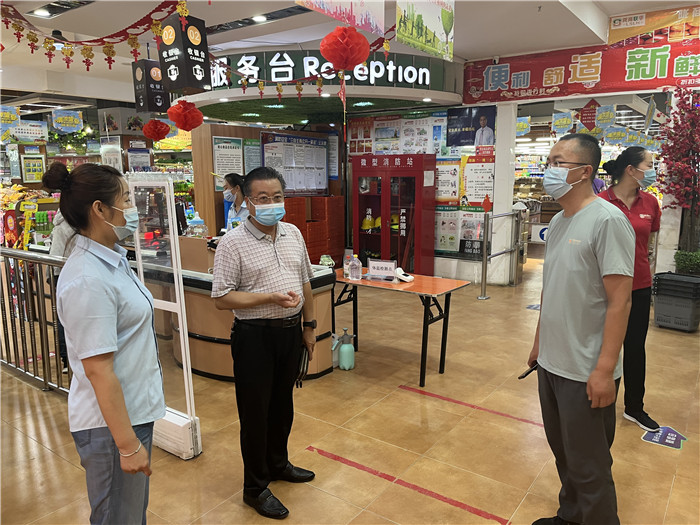 7月15日，酒泉市玉門市疫情防控督查組在隴商聯(lián)華超市監(jiān)督檢查疫情防控措施落實(shí)情況。 .jpg