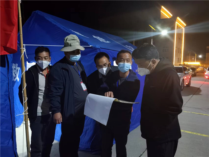 7月19日，甘南州瑪曲縣紀(jì)委監(jiān)委督查組在德吉小區(qū)卡點(diǎn)督導(dǎo)疫情防控工作。仲海濤 攝.jpg