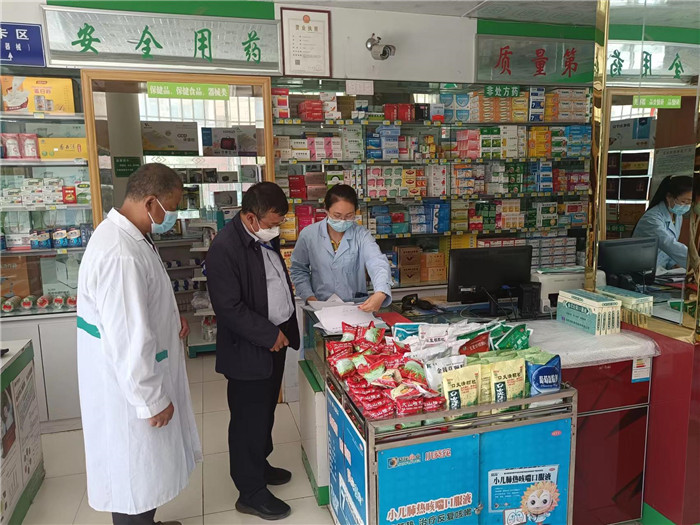 甘南州合作市紀(jì)委監(jiān)委第一督查組在合作市世紀(jì)大藥房進(jìn)行督查檢查。.jpg