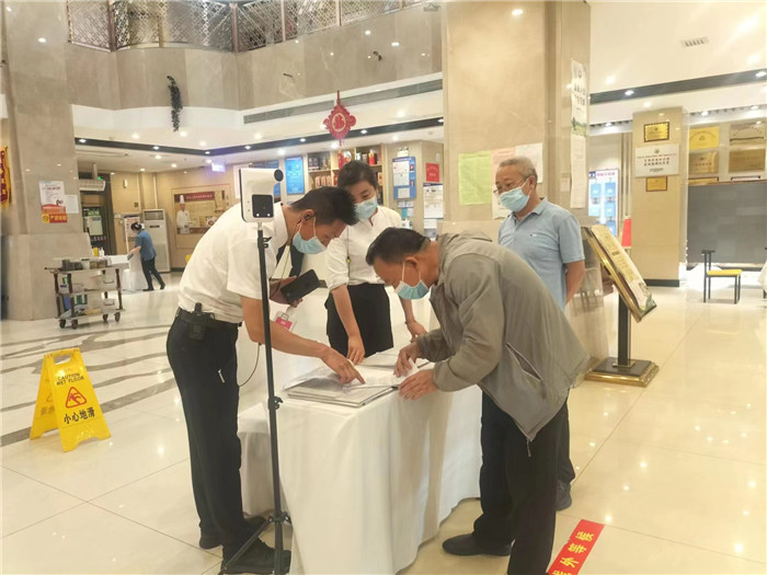 金昌市金川區(qū)紀(jì)委監(jiān)委駐區(qū)人大機(jī)關(guān)紀(jì)檢監(jiān)察組在花城錦都大酒店監(jiān)督檢查疫情防控工作。王文海 攝 .jpg