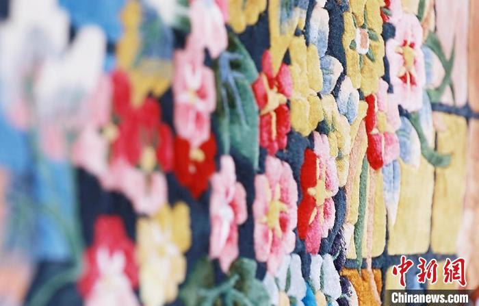 圖為手工地毯成品?！《姑?攝