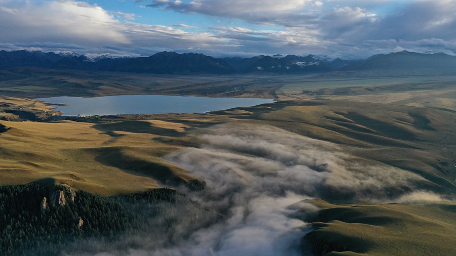 甘肅山丹馬場(chǎng)：峽谷云霧似仙境。 王超攝