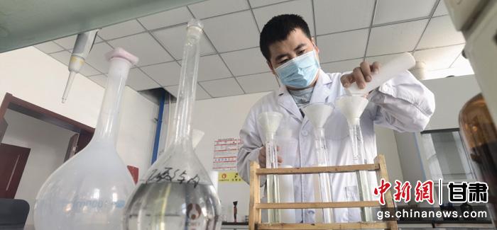 圖為甘肅科技集團(tuán)化工研究院有限責(zé)任公司工作人員正在做實(shí)驗(yàn)。魏建軍 攝