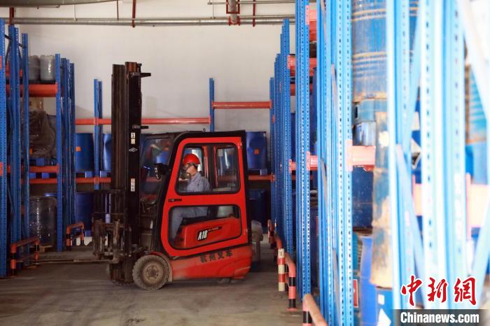 圖為甘肅省危險廢物處置中心危險廢物儲存庫?！∥航ㄜ?攝