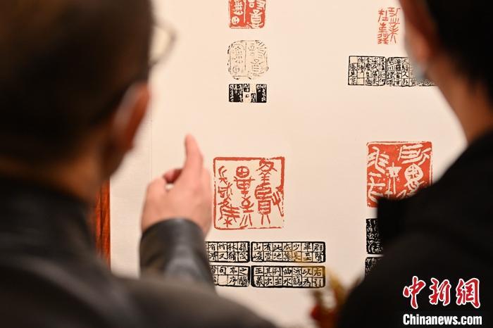 圖為甘肅蘭州，參展作品吸引參觀者。 中新社記者 李亞龍 攝