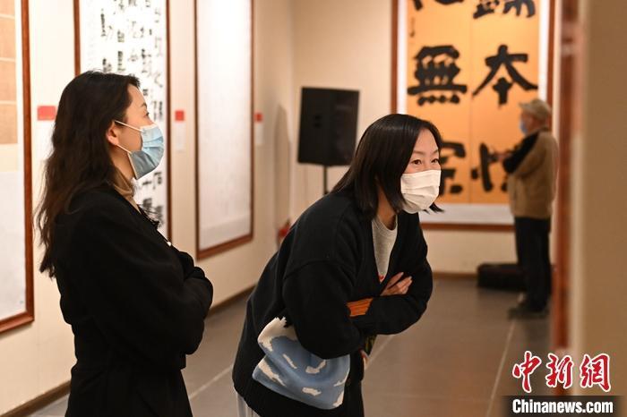 圖為甘肅蘭州，參展書法作品吸引參觀者。 中新社記者 李亞龍 攝