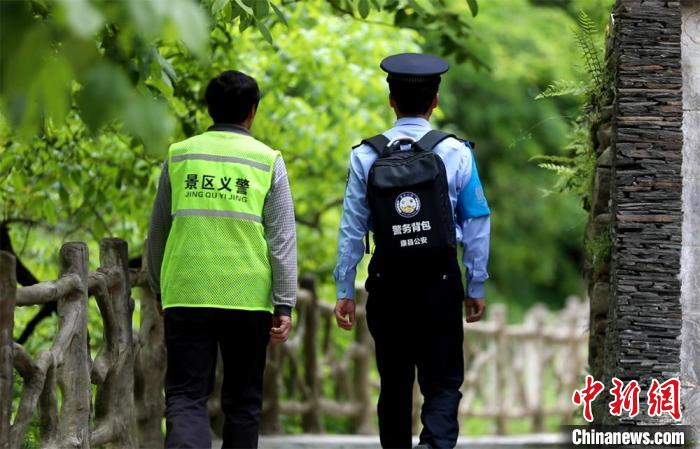 圖為民警背警務(wù)小包在轄區(qū)景區(qū)開展工作。(資料圖) 甘肅省公安廳供圖