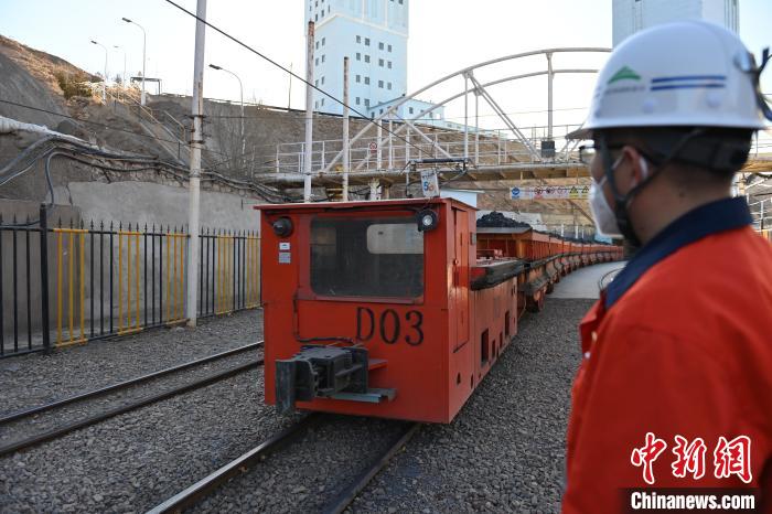 圖為工作人員正在觀察車輛運行情況。　李亞龍 攝