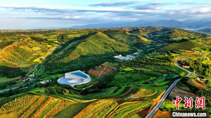 航拍視角下的樺林古動(dòng)物化石埋藏原址館。該館位于臨夏州和政縣。(資料圖) 和政宣傳部供圖