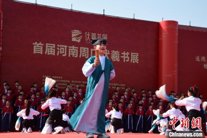 圖為學(xué)生們在開幕式上誦讀經(jīng)典?！×赫赵?攝