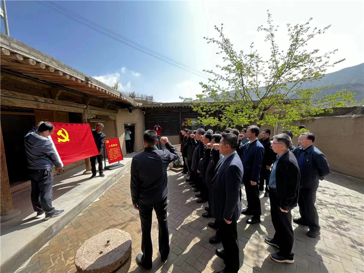 圖為臨夏州紀(jì)委監(jiān)委組織黨員干部在東鄉(xiāng)縣布塄溝黨史教育基地開(kāi)展革命教育活動(dòng)，賡續(xù)紅色血脈、汲取奮進(jìn)力量、激發(fā)干事熱情。.png
