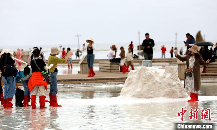 圖為游客在茶卡鹽湖拍照?！⊙Φ?攝