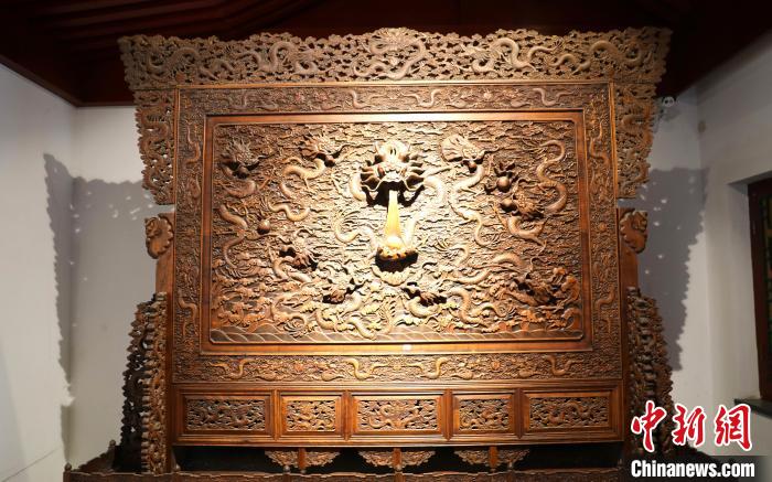 圖為青海永錄民俗博物館內(nèi)珍藏的中式家具?！⊙Φ?攝