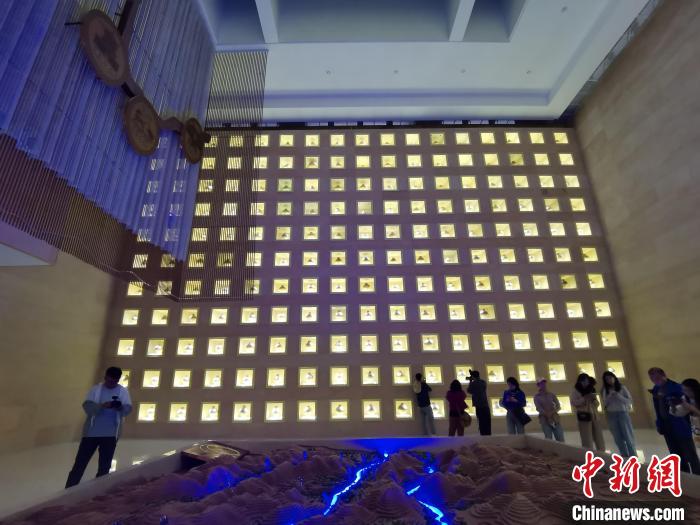 圖為河湟文化博物館序廳的左右彩陶墻放置的374件彩陶?！?zhí)砀?攝